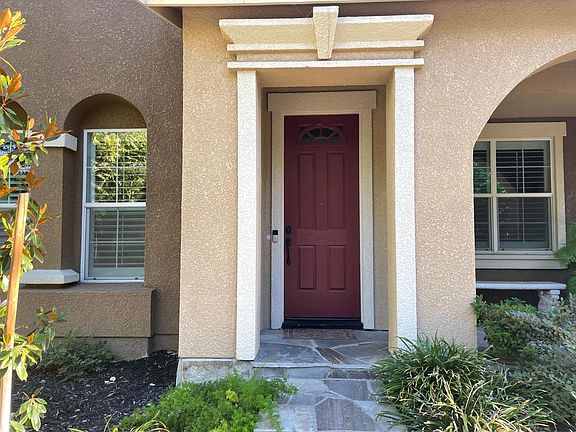Beautiful entry way with tiled entry way and porch. Front maintained by the HOA.