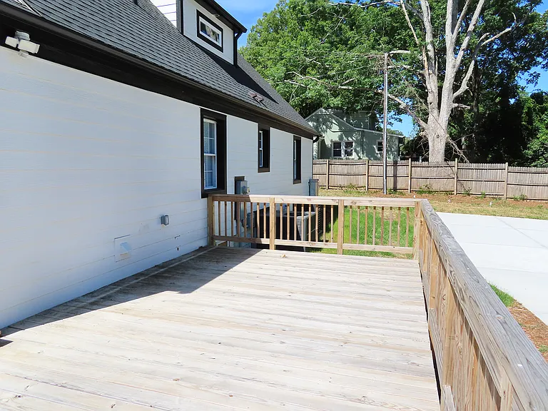 527 Cornelius St — Photo 20