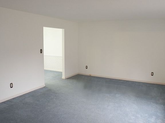 3rd image of 1435 Hampshire Dr