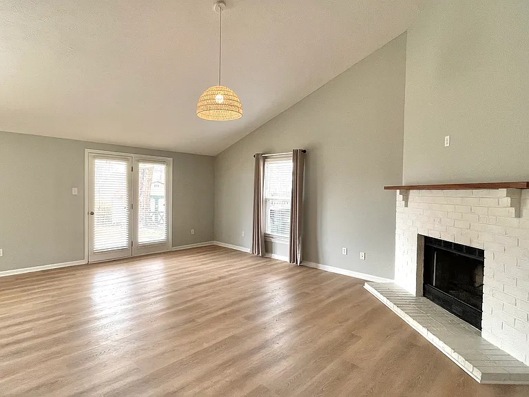209 Hutchins Dr — Photo 6