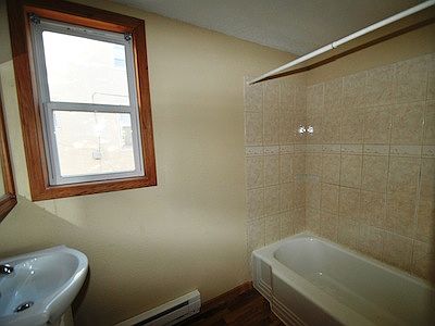 5th image of 896 Rose Ave E
