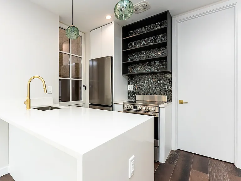 160 20th St #2A — Photo 10