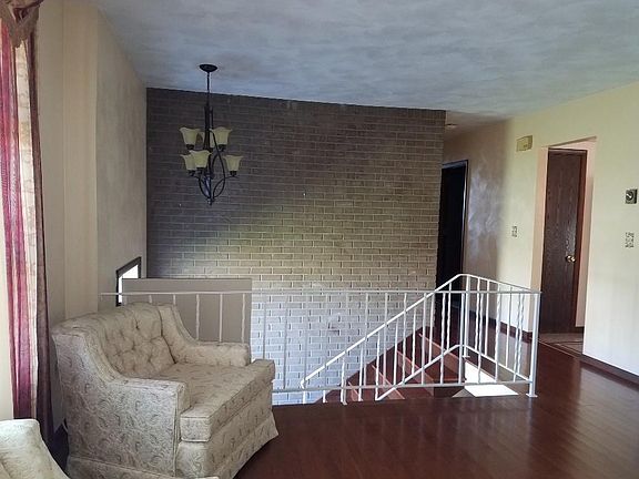 4th image of 839 Oak Hill Ave