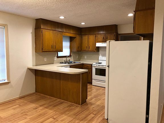 3rd image of 786 Hilltop Dr #1