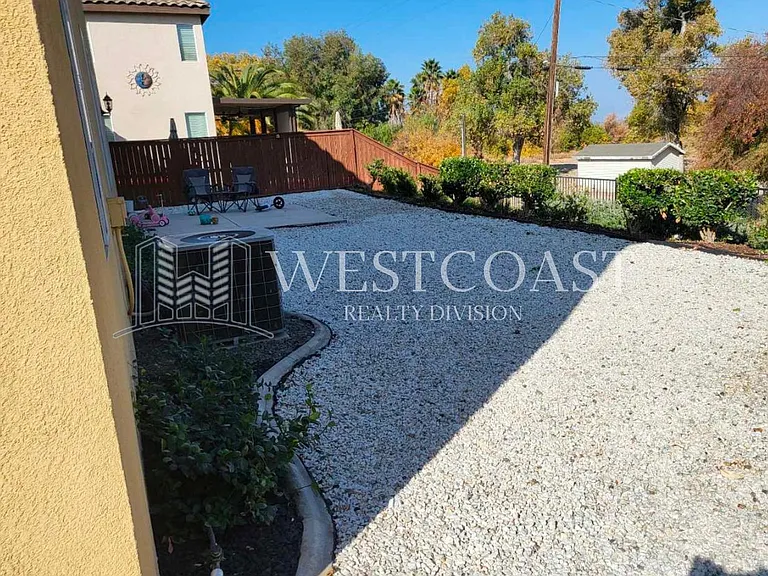 18468 Hillview Ln — Photo 2