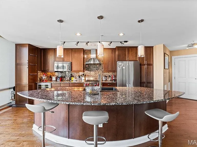 4909 Laclede Ave #801 — Photo 2