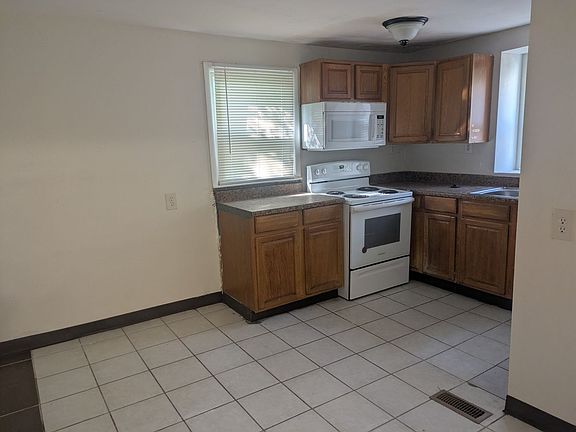 4th image of 3017 E 8th St #B
