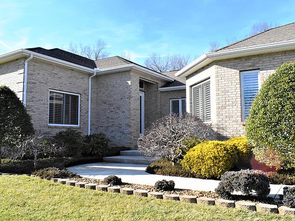 5th image of 283 Clarington Park Dr