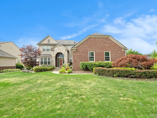 57847 Cider Mill Dr, New Hudson, MI 48165