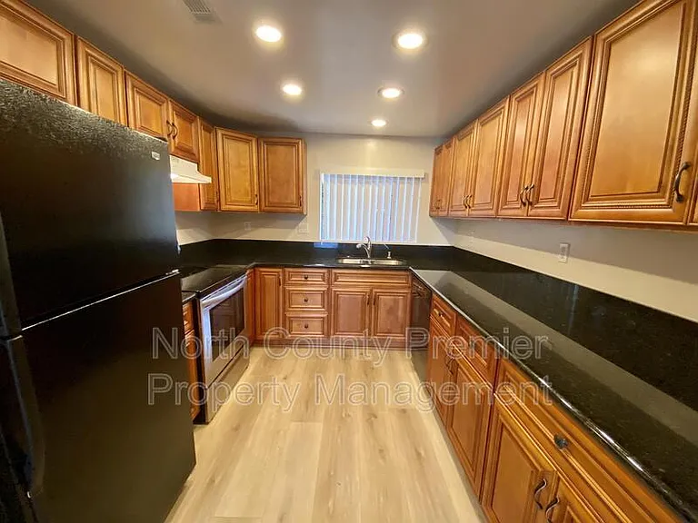2850 Englewood Way — Photo 4