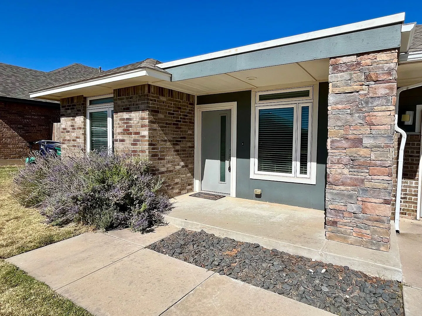 Luxury Home in Calm Springs Addition of Yukon — Photo 2