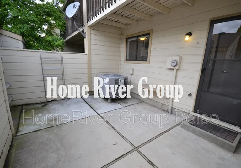 1982 E Old Saybrook Ln — Photo 11
