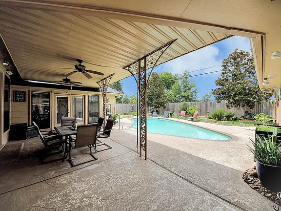 4th image of 2208 Country Club Dr