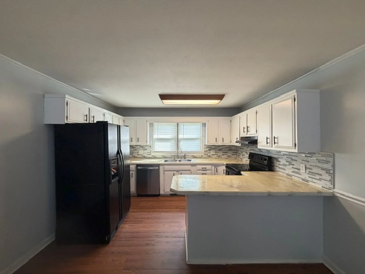 434 Crystal - Ramsey Street~2 Weeks Or 1 Month Free — Photo 2