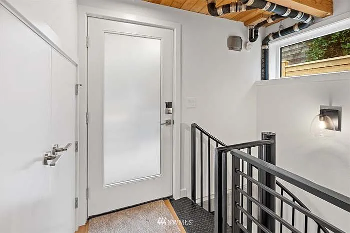 Building Photo - 2617 Franklin Ave E #D