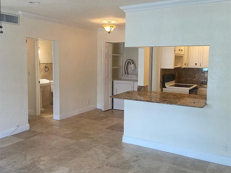 2200 NE 66th St #1412 — Photo 24