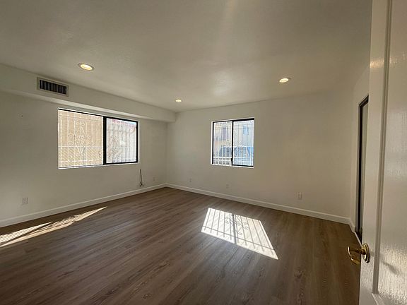 5th image of 2331 Johnston St