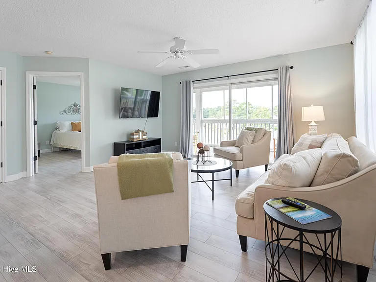 3350 Club Villas Dr #806 — Photo 2