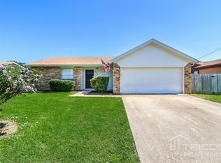 824 Hollow Creek Rd, Burleson, TX 76028