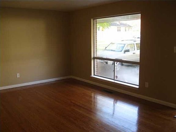 4th image of 708 Woodmore Ln