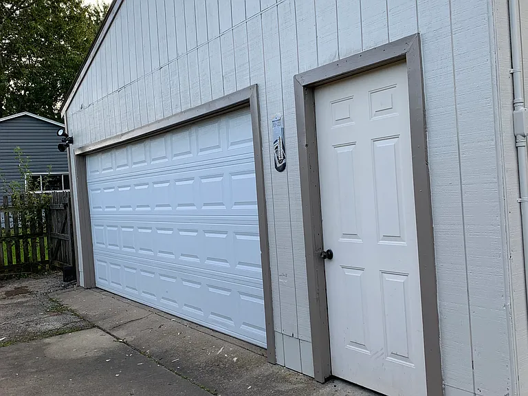 Ashton Ave — Photo 9