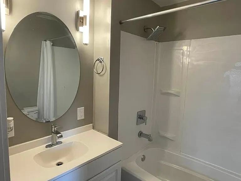 140 S Eureka Ave — Photo 23