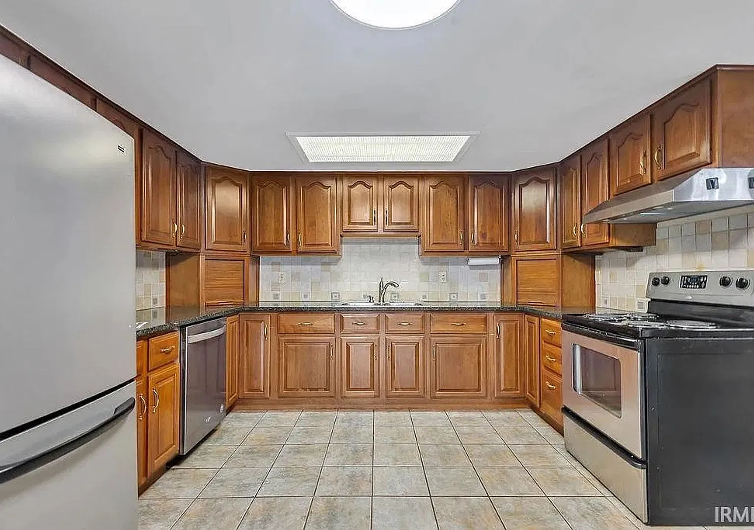 Available Now. Lovely tri-level home in Grandview Hills on Bloomington's east side! — Photo 2