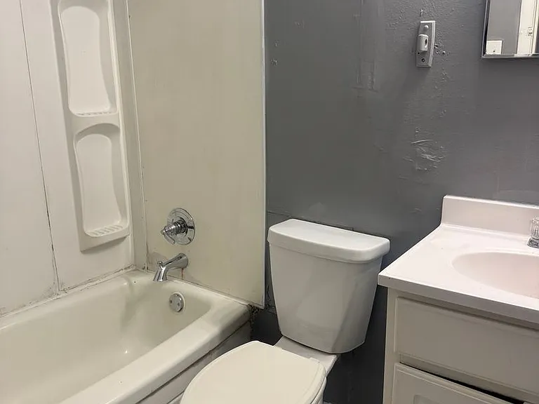 611 N Mirror St — Photo 5
