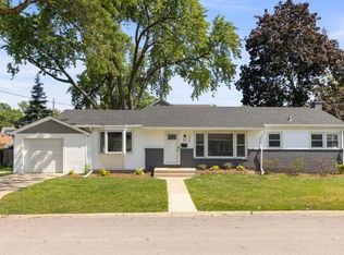209 W 12th Ave, Naperville, IL 60563