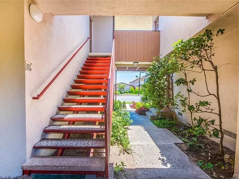 10327 Downey Ave — Photo 31