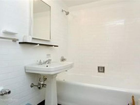 5th image of 465 W 23rd St APT 5I