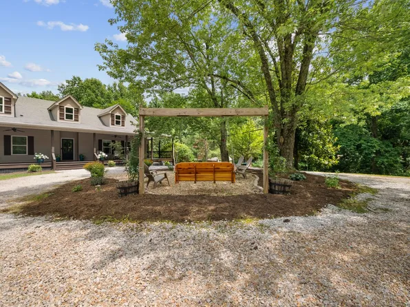 3352 R O Peach Rd, Columbia, TN 38401