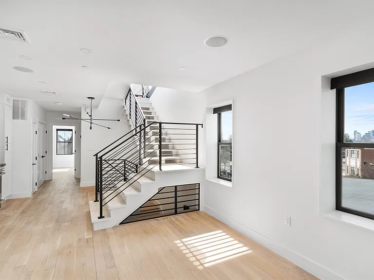 631 Saratoga St #4 — Photo 3