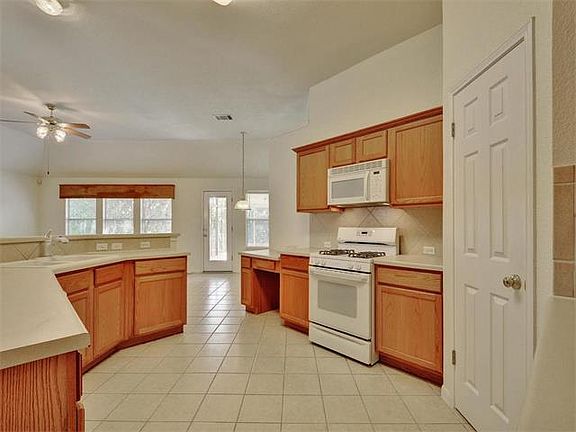 3rd image of 803 Plumbago Dr