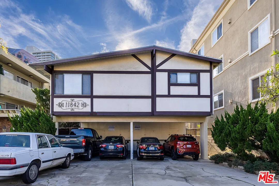 2 bed, 1.0 bath, 1050 sqft, $2,950 — Photo 1