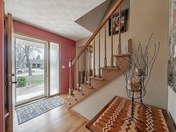 Foyer w/open stairs