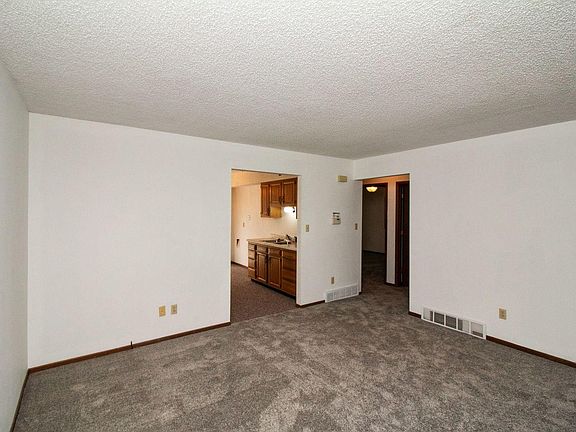 4th image of 240 E 5th St S #250