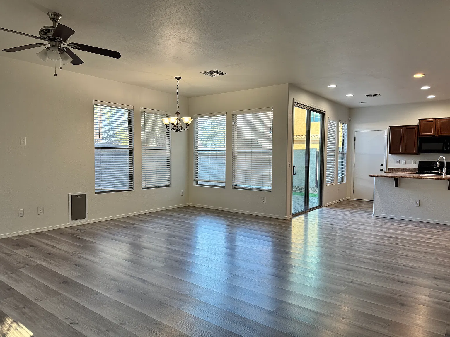 3 bed, 2.5 bath, 2106 sqft, $2,200 — Photo 3