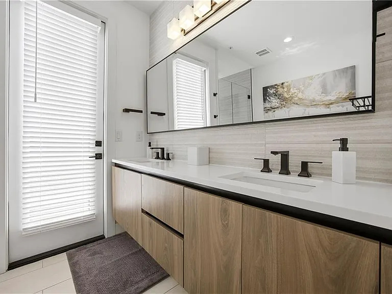 Markham St SW — Photo 22