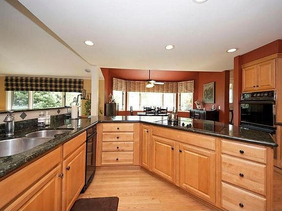 Gourmet Eat-in Kitchen