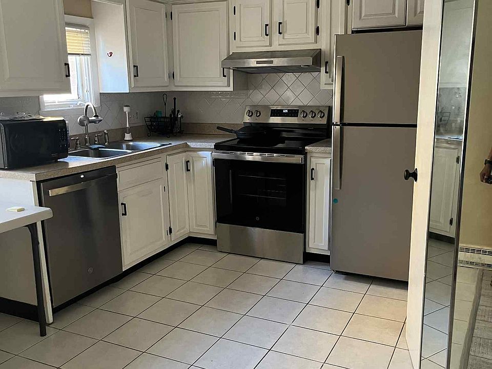 Kitchen: New Stove, Refridgerator,Dishwasher