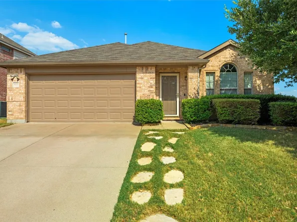 8900 Silent Brook Ln, Fort Worth, TX 76244