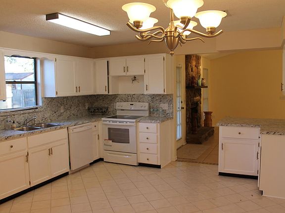 5th image of 553 William Ellery St