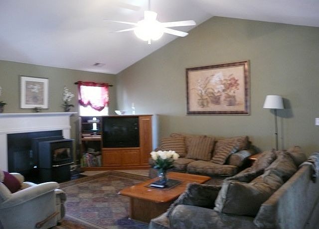 Large Great Room. Great for Entertaining