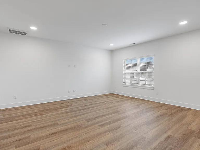 700 N Dupont Ave #323 — Photo 5