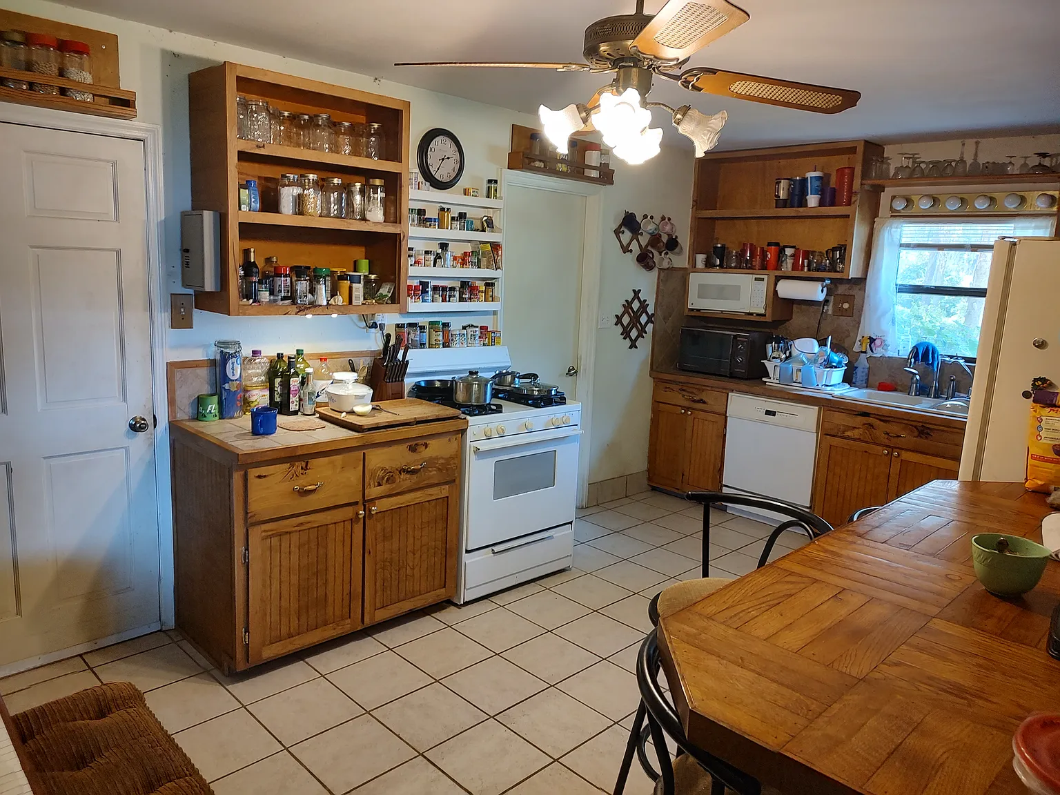 2 bed, 1.5 bath, 750 sqft, $650 — Photo 2