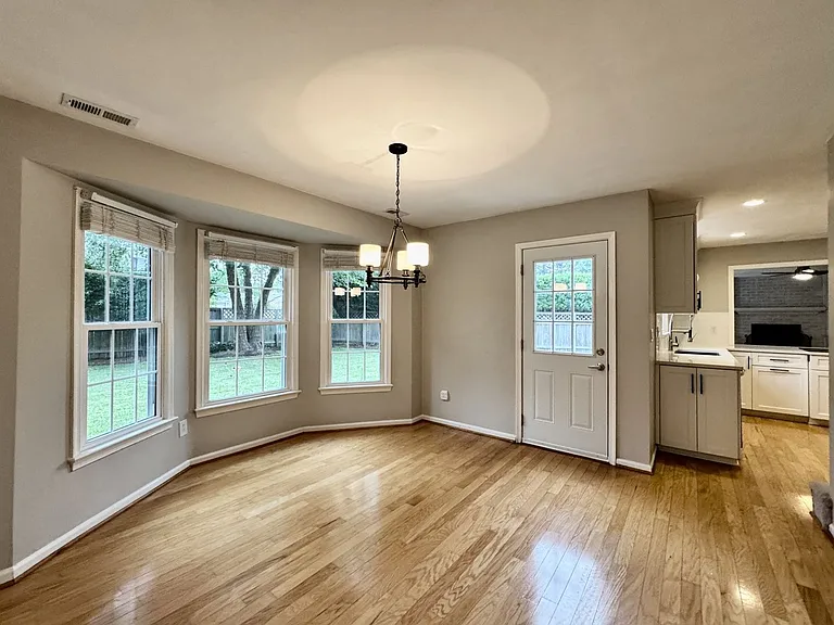 965 Commodore Dr — Photo 11