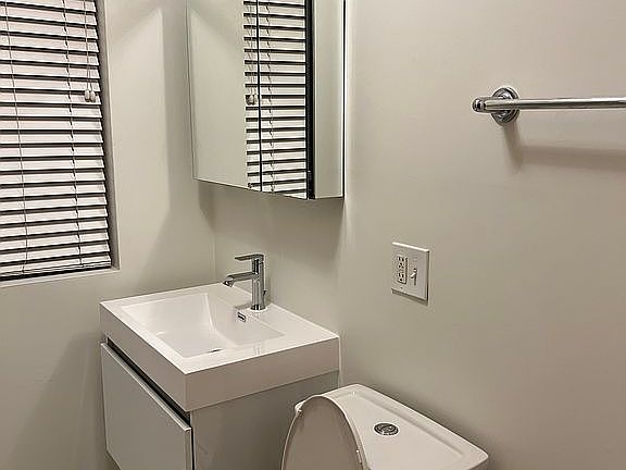 4th image of 10939 S Longwood Dr #1