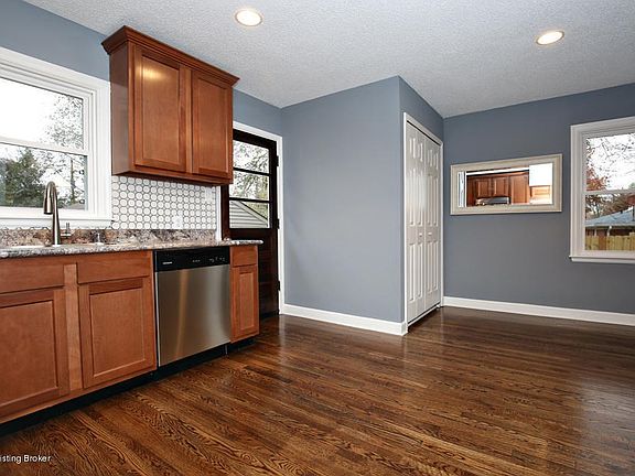 Richland Kitchen Dining Area