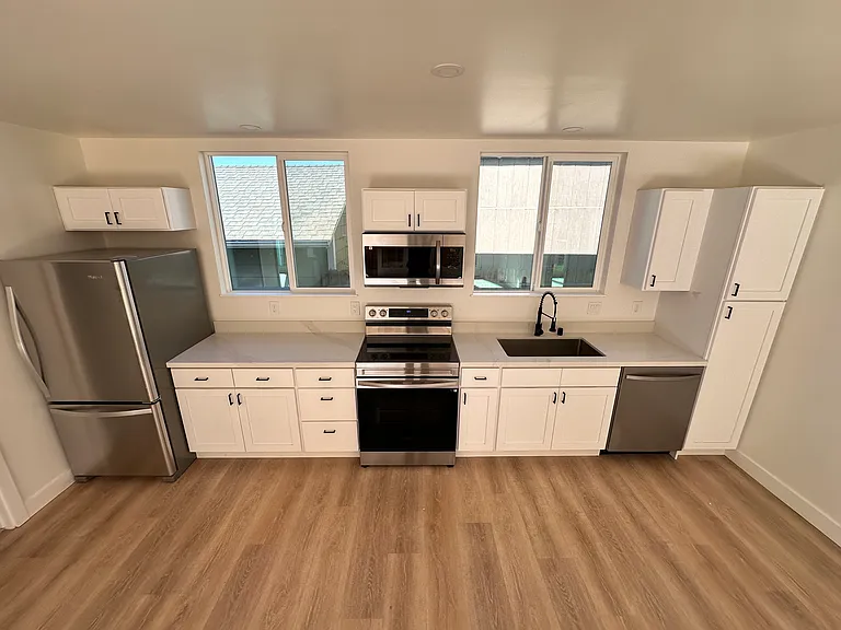 553 Flower Ave #B — Photo 3